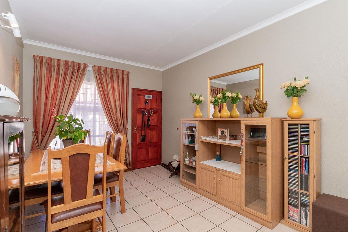 Spacious 3-Bedroom Townhouse with Entertainment Area in Norkem Park - Photo 3