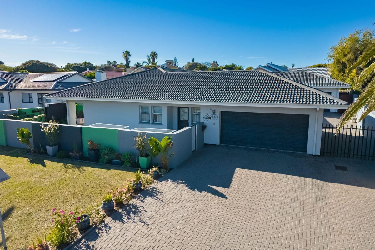 Bayview beauty: Privacy, security, and style combined! - Photo 2