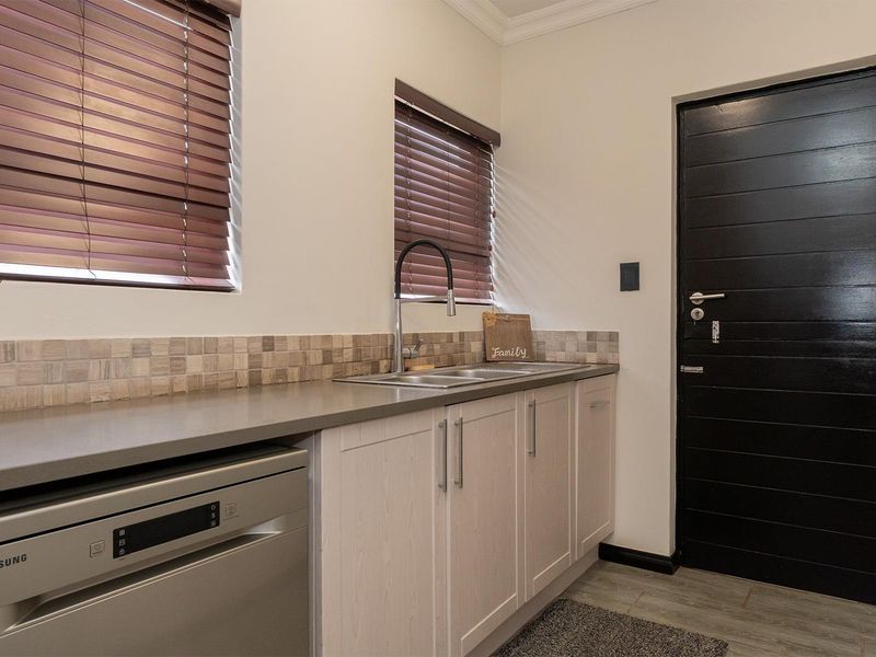 Exquisite Modern 3 Bedroom Family Home in Secure Estate – Van Riebeeck Park - Photo 9