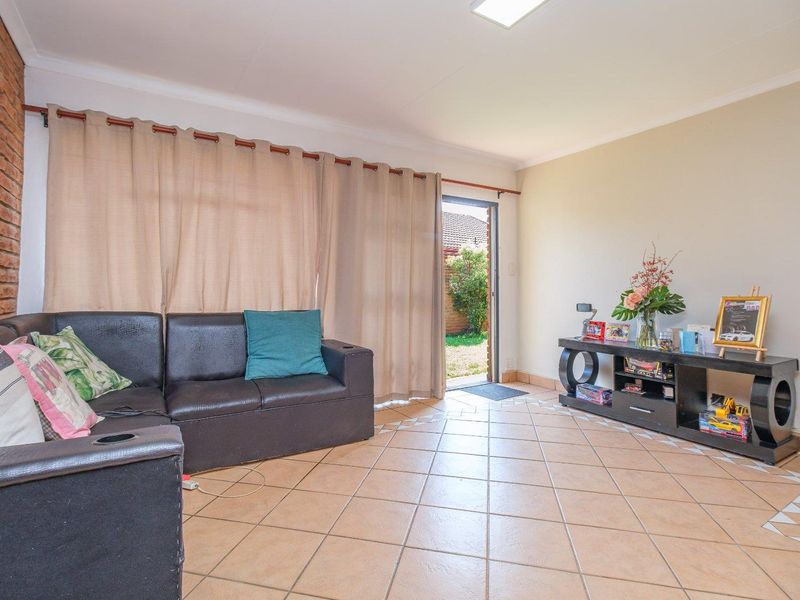 Klinker Brick, lock up and go, in a great location. - Photo 8