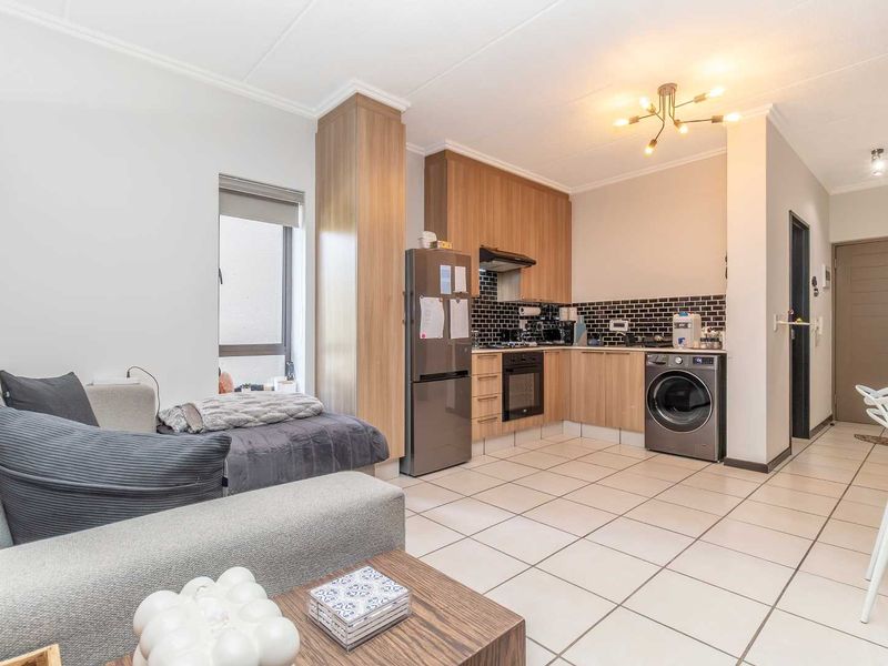 🌟 Stylish, Move-In Ready Bachelor in The Matrix, Paulshof – Exceptional Value! 🌟 - Photo 5