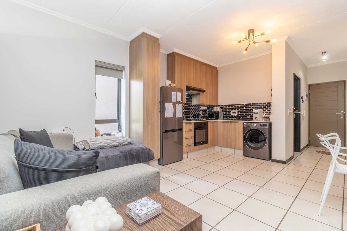 🌟 Stylish, Move-In Ready Bachelor in The Matrix, Paulshof – Exceptional Value! 🌟 - Photo 5