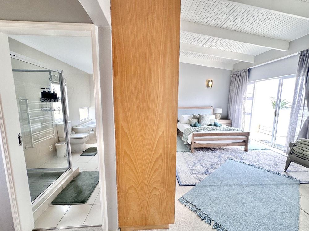 Main bedroom with ensuite bathroom - Bath, shower and Jacuzzi in the bedroom