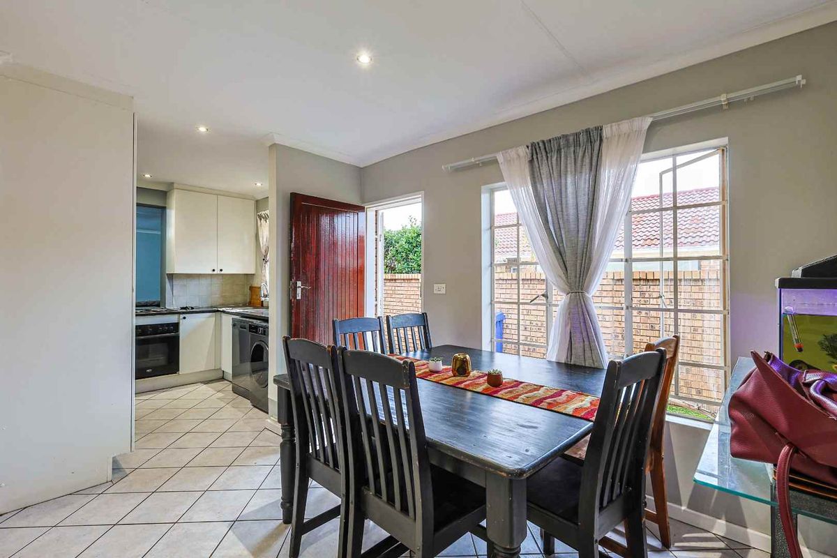 Spacious & Perfectly Positioned - A Peaceful Retreat in a Well-Maintained Complex - Photo 4