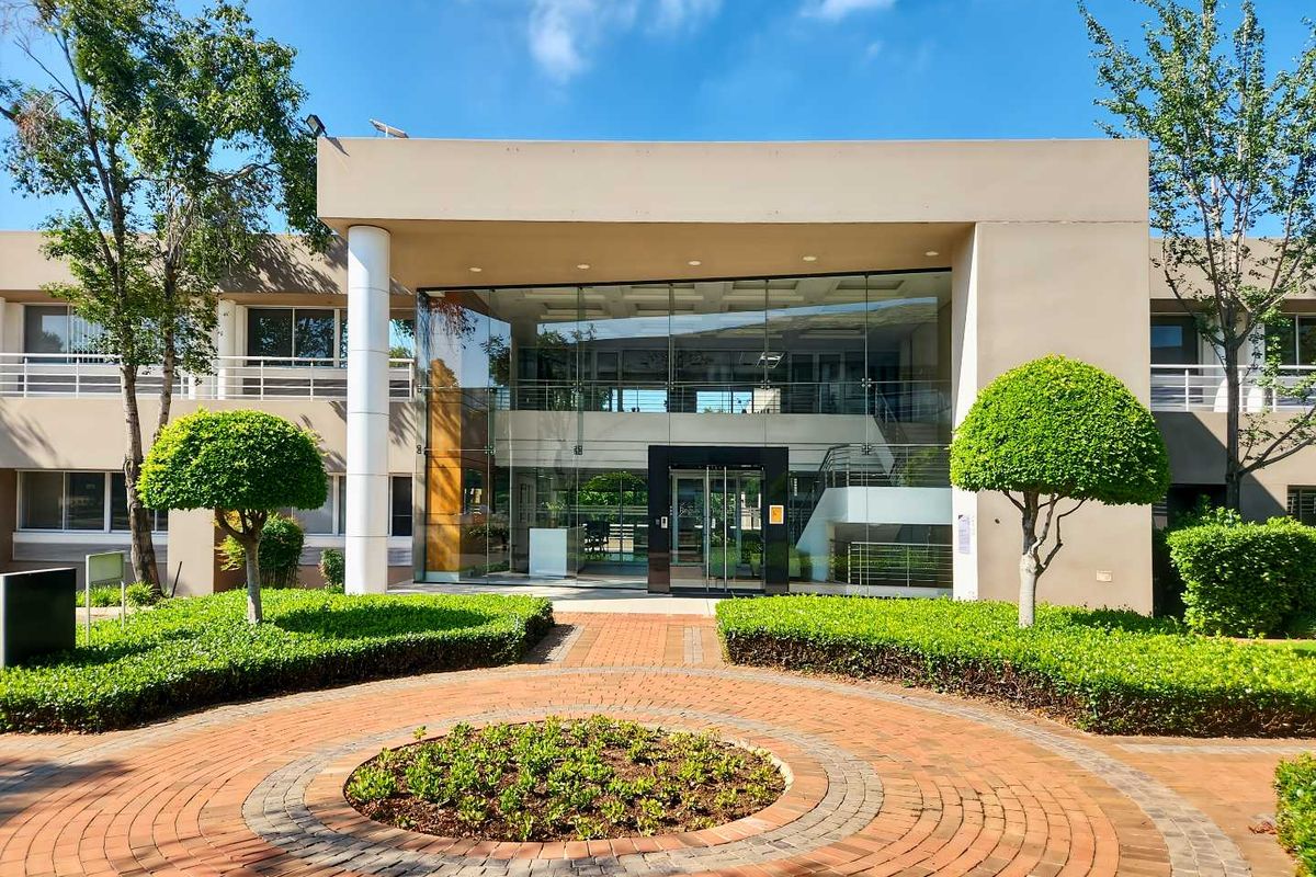 Private office space for 1 person in Regus Woodmead Country Club Estate - Photo 2