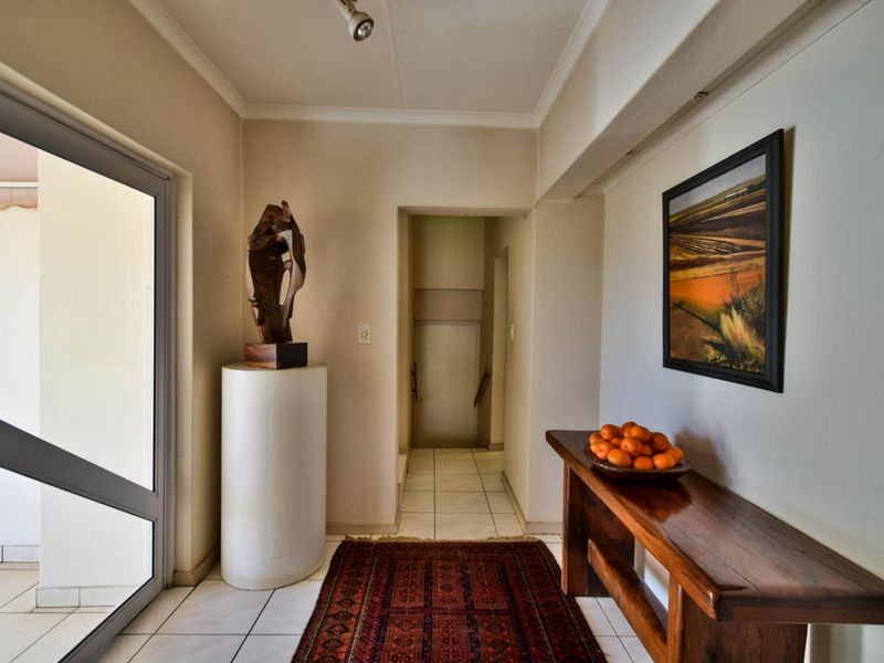 Charming 3-Bedroom Home in Prestigious Waterkloof Ridge - Photo 4
