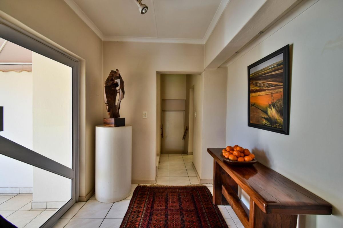 Charming 3-Bedroom Home in Prestigious Waterkloof Ridge - Photo 4