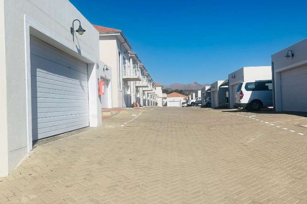TO LET: 3 Bedroom Townhouse- Avis, St Michaels Park - Photo 2
