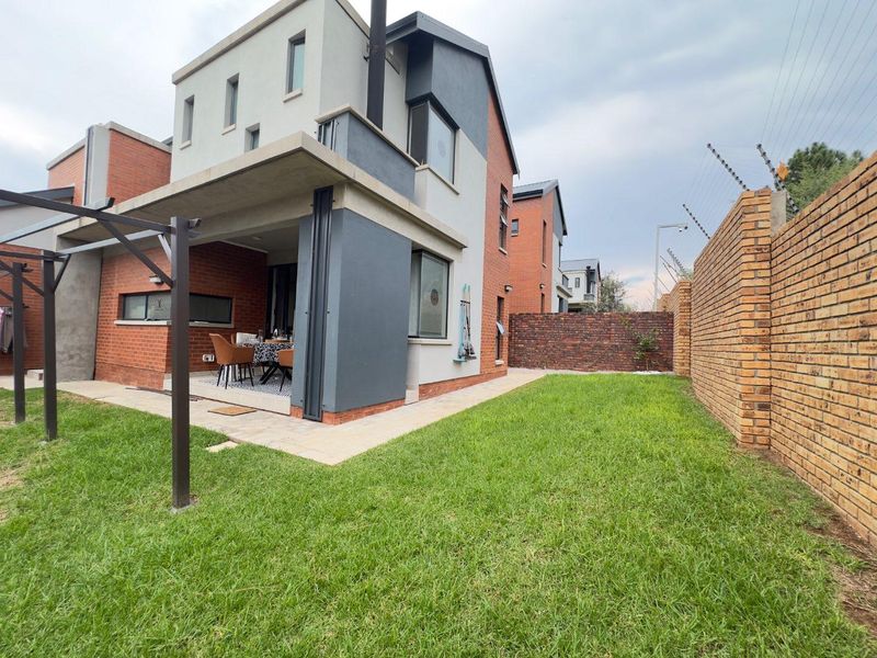 Newly built modern house in sort after secure complex - Photo 2