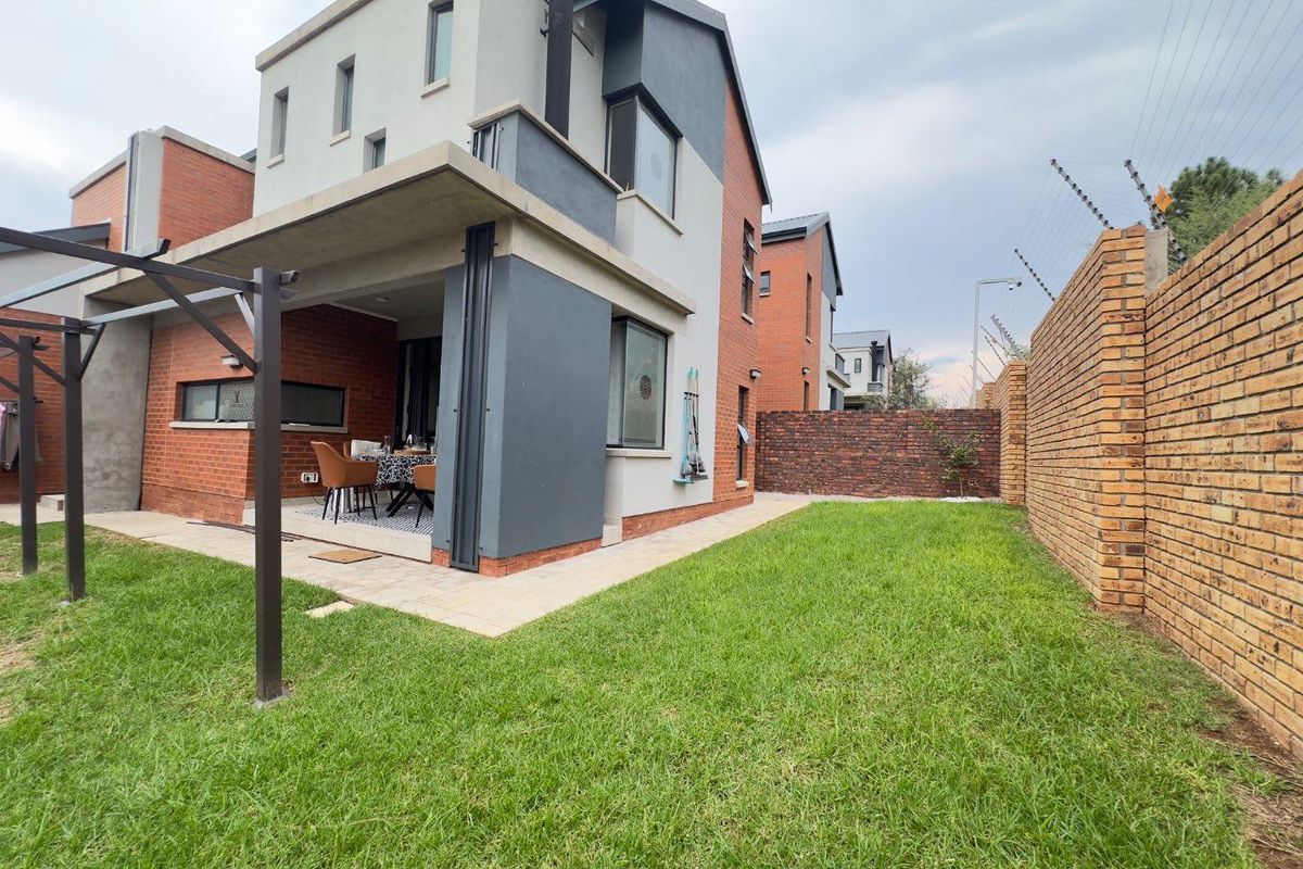 Newly built modern house in sort after secure complex - Photo 2