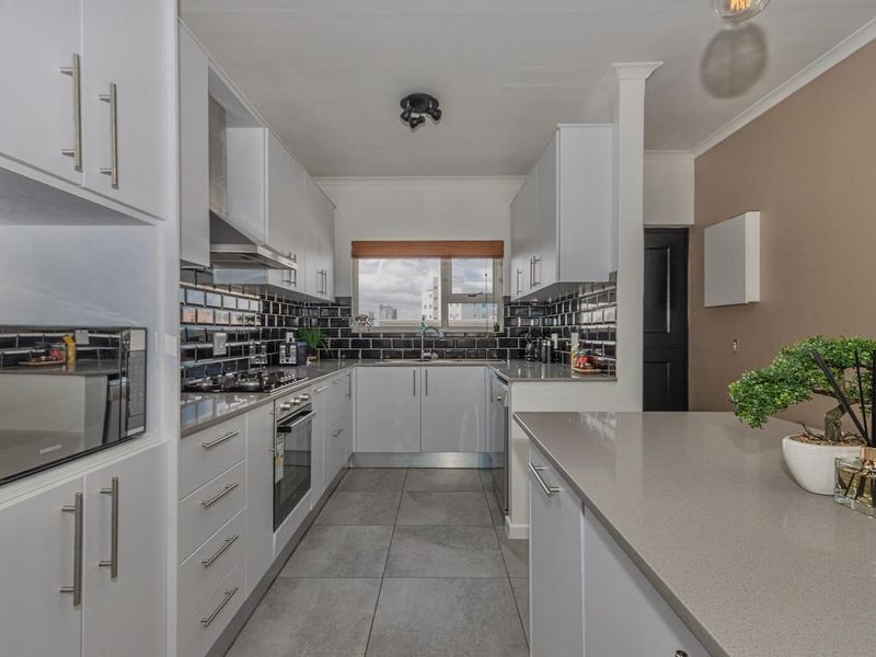 Luxury 2-Bedroom 1st Floor Apartment with Passage Sea Views - Photo 7