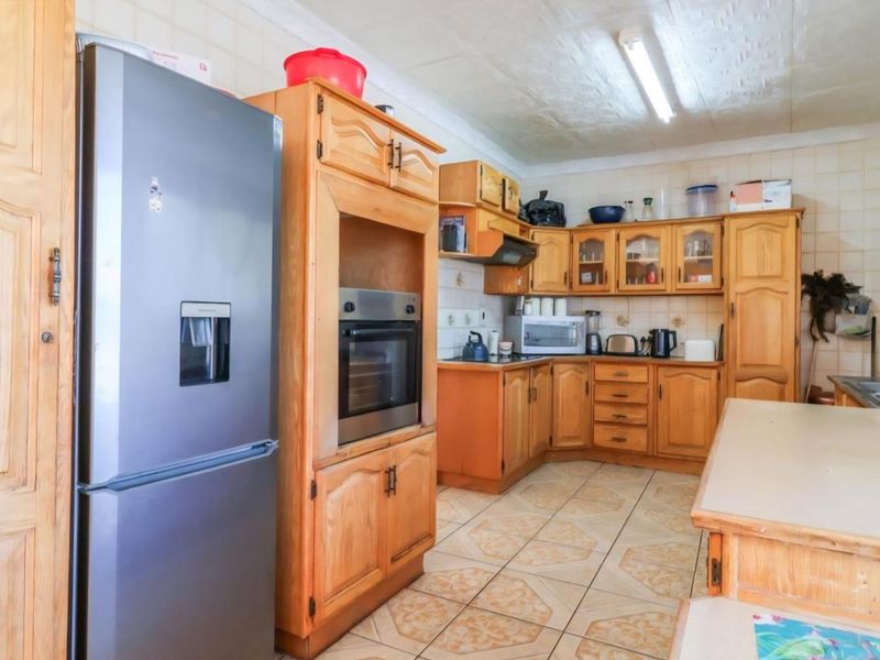 Your perfect family Home  with study, work from home, large back garden and storage, Awaits! - Photo 7