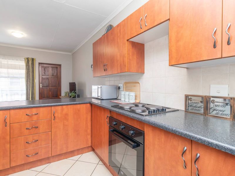 Move-In Ready: 2-Bed apartment with Private Balcony to rent in Honeypark - Photo 6