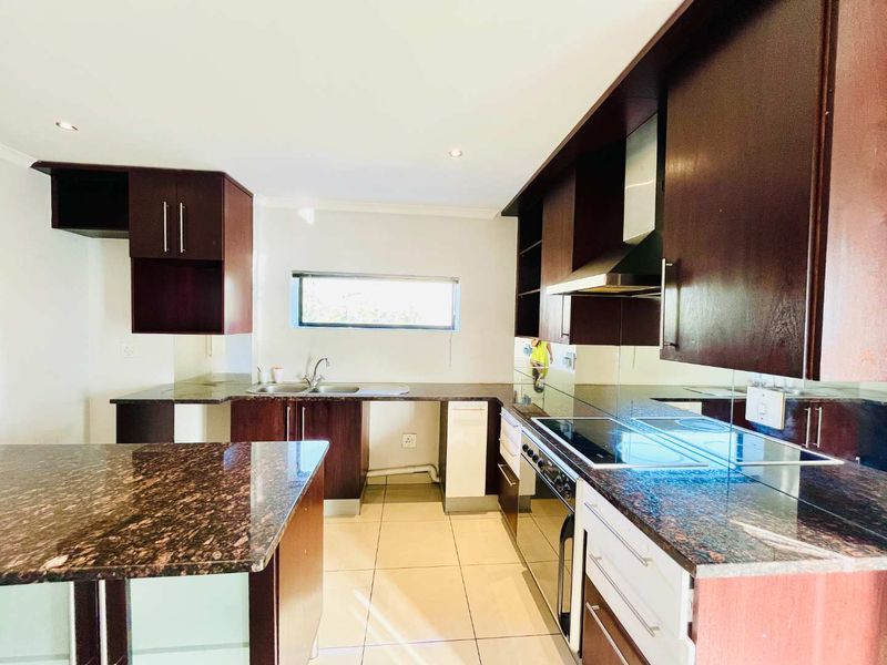 Prestige and Convenience: Stunning Triplex at 22 on Atholl - Photo 6