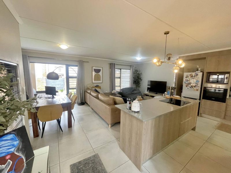 Effortless Living for the Modern Family – 3-Bed Townhouse in Amberfield - Photo 3