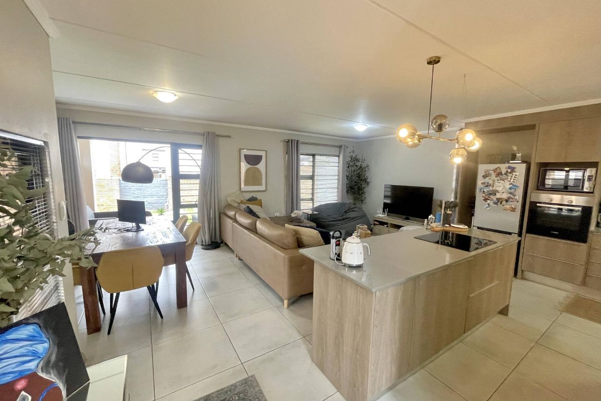 Effortless Living for the Modern Family – 3-Bed Townhouse in Amberfield - Photo 3