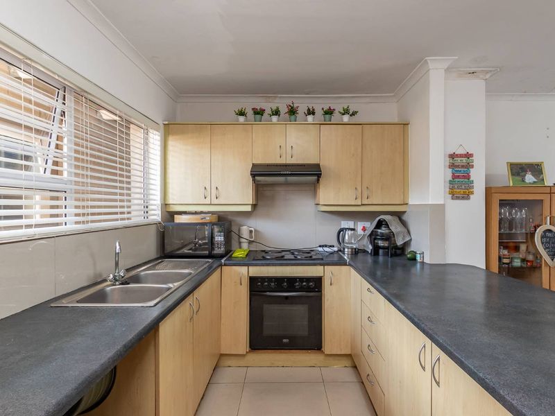 Charming 2-Bed Apartment in Wynberg Village - Photo 2