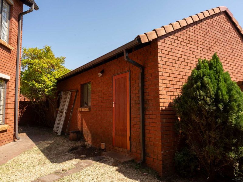 Ground-Floor 3-Bedroom Unit with Private Garden - Photo 3