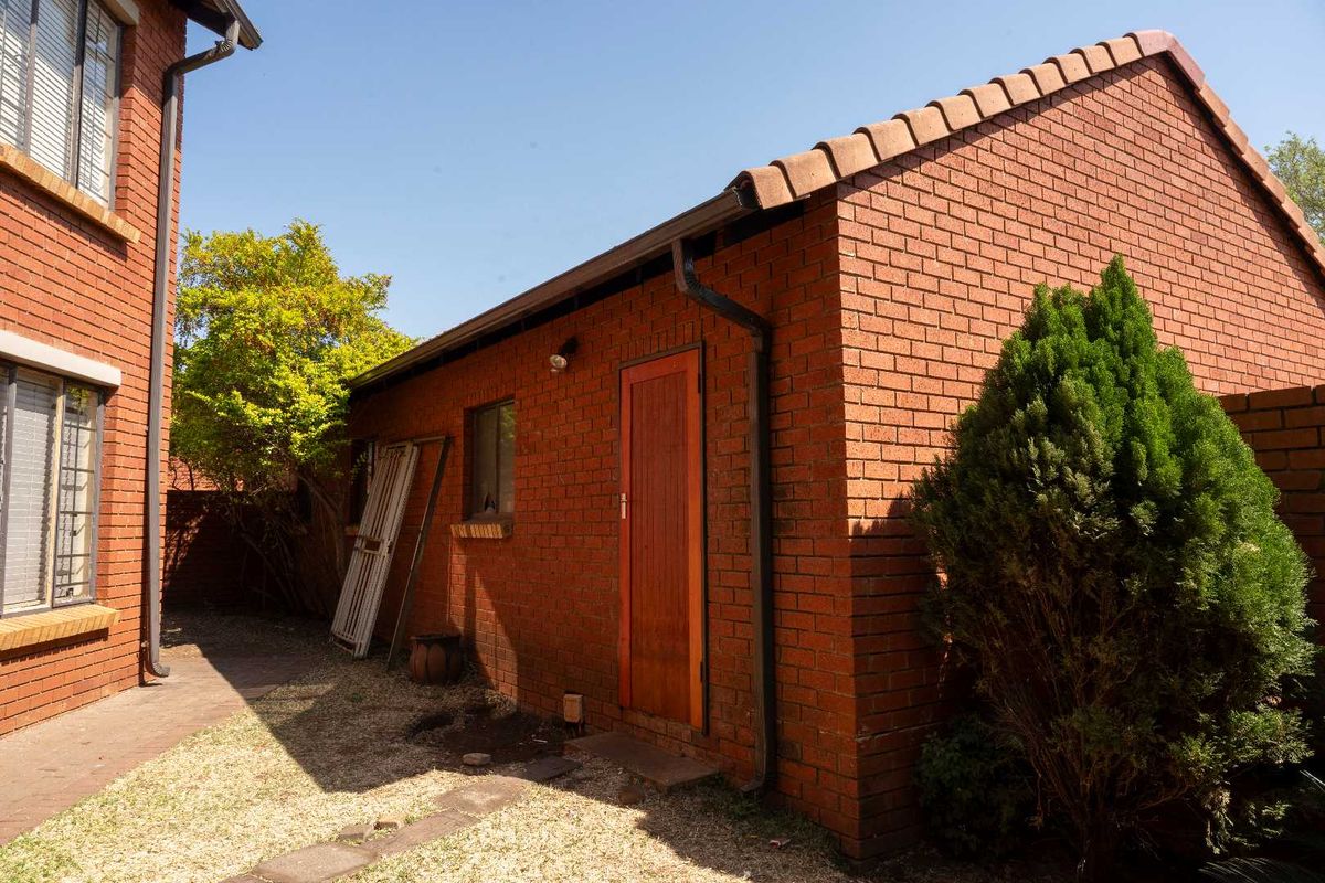 Ground-Floor 3-Bedroom Unit with Private Garden - Photo 3