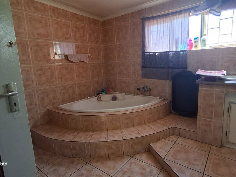 Discover Farm Life: 8.5-Hectare Gem in Vastfontein Awaits! - Photo 10