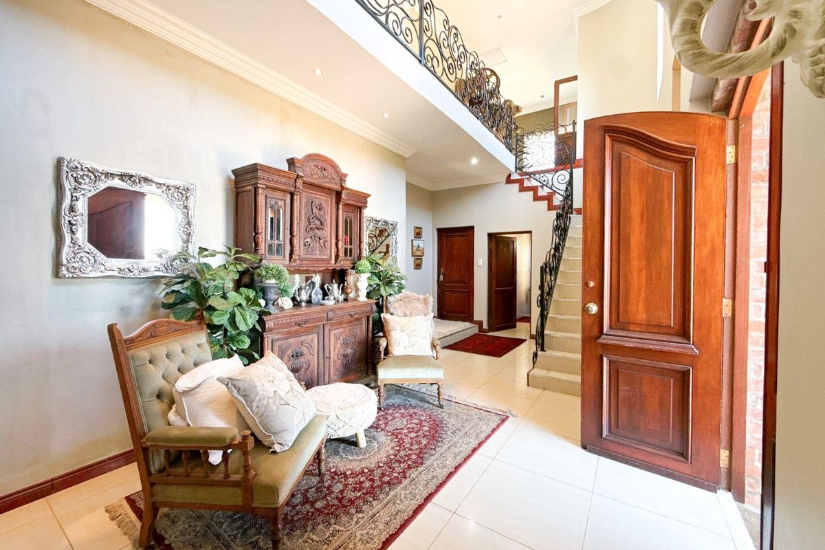 Stunning 5-Bedroom Family Home with Panoramic Views | Triple Garage | Solar | Waterkloof Golf Estate - Photo 5