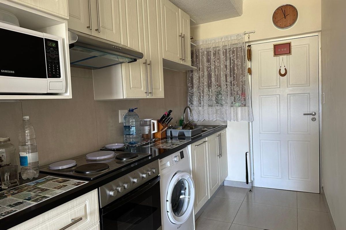 Bachelor Flat For Sale in Auas Hills Retirement Village - Photo 3
