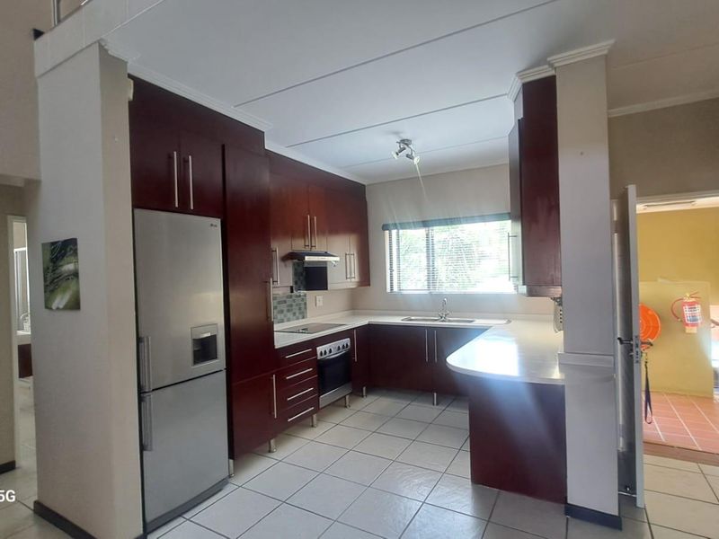 Gorgeous Loft Apartment 3 Bedroom/3 Bathroom in popular complex - Photo 8