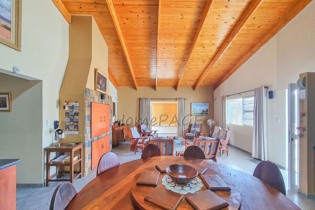 Ext 6, Henties Bay:  4 Bedr home with 4-car Garage is for Sale - Photo 5