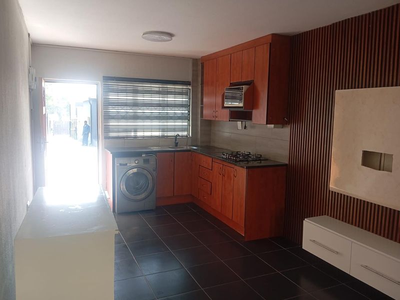 One bedroom Cottage in Kensington - Photo 3