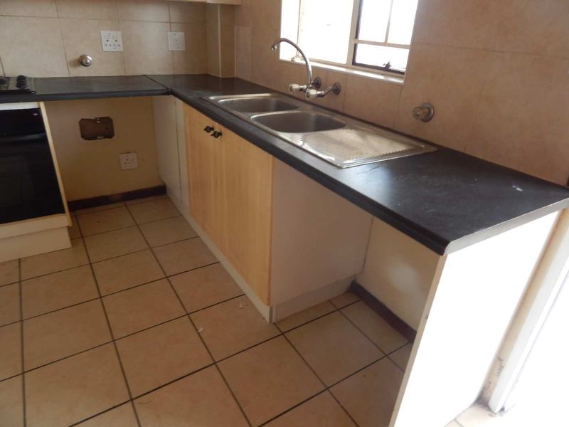 2 Bedroom top unit in Mooikloof Ridge for Sale - Photo 8