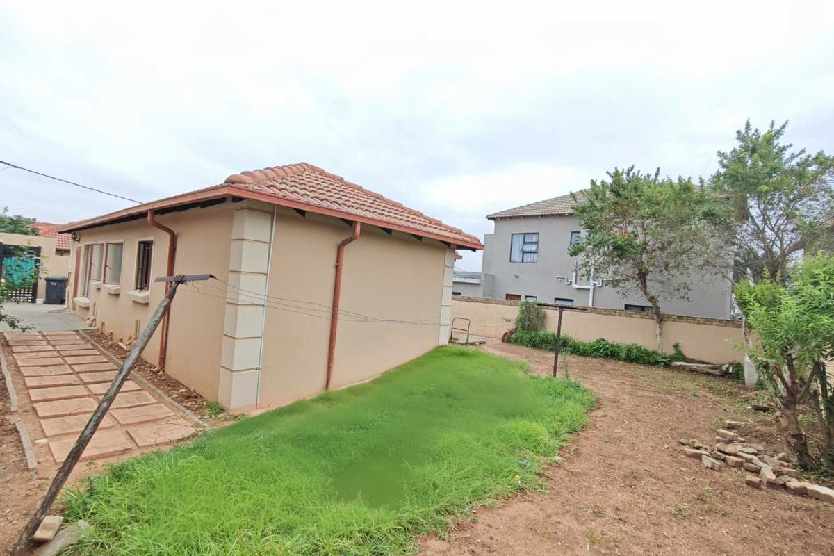 3 Bedroom House for Sale in Cosmo City - Photo 4