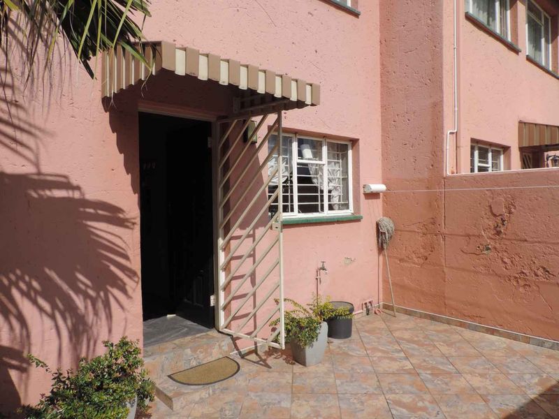 Two bedroomed duplex in secure Complex - Photo 3