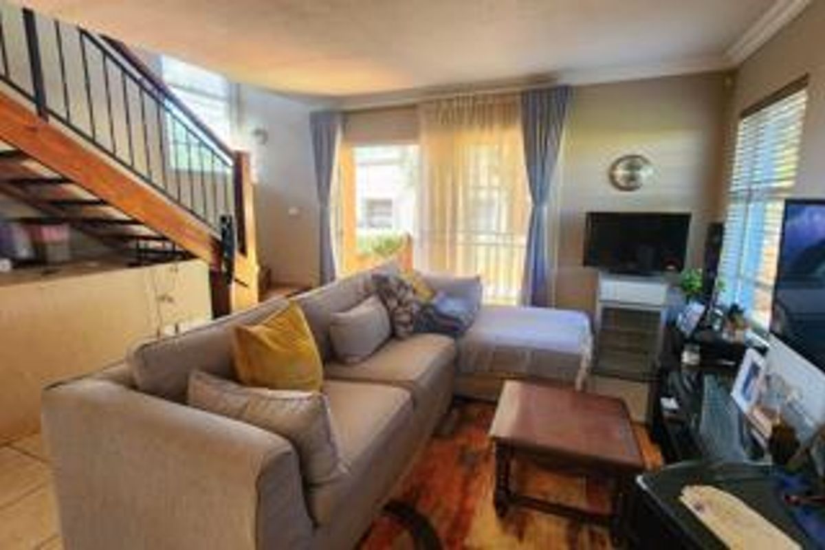 HEUWELSIG ESTATE - 3 BEDROOMS - 2 BATHROOMS - 2 GARAGES - Photo 3