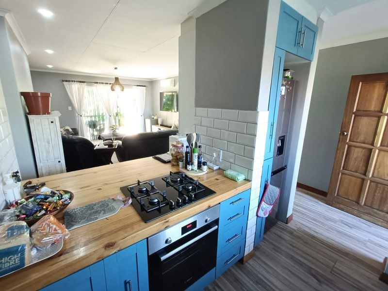 BEAUTIFUL TOWNHOUSE FOR SALE IN SECURE COMPLEX!!!! - Photo 2