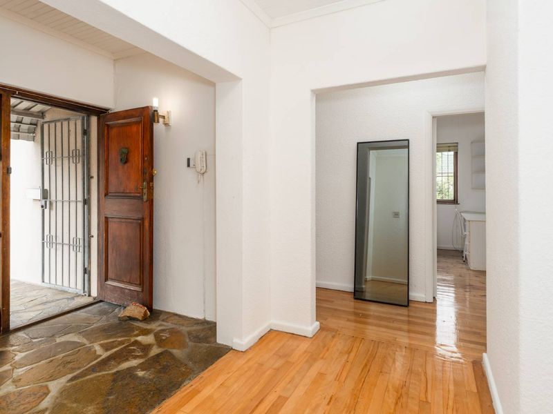 Charming Corner-Plot Home Opposite Royal Cape Golf Course - Photo 4