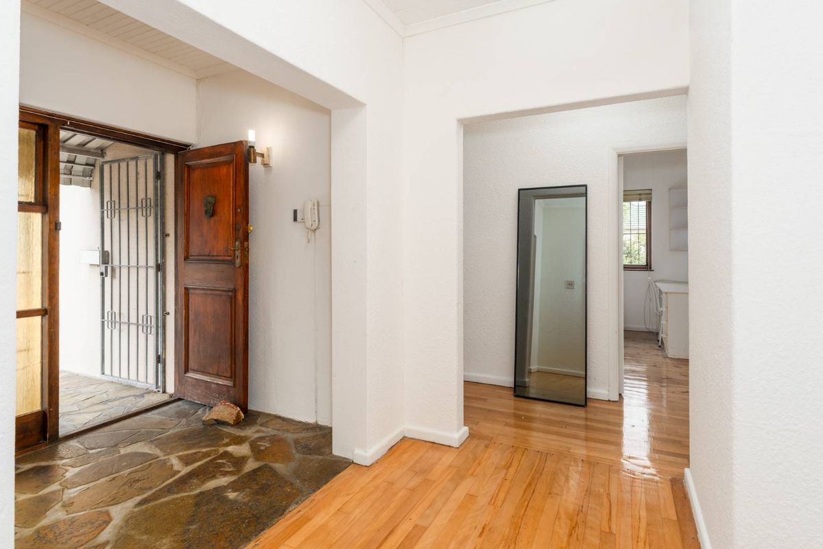 Charming Corner-Plot Home Opposite Royal Cape Golf Course - Photo 4