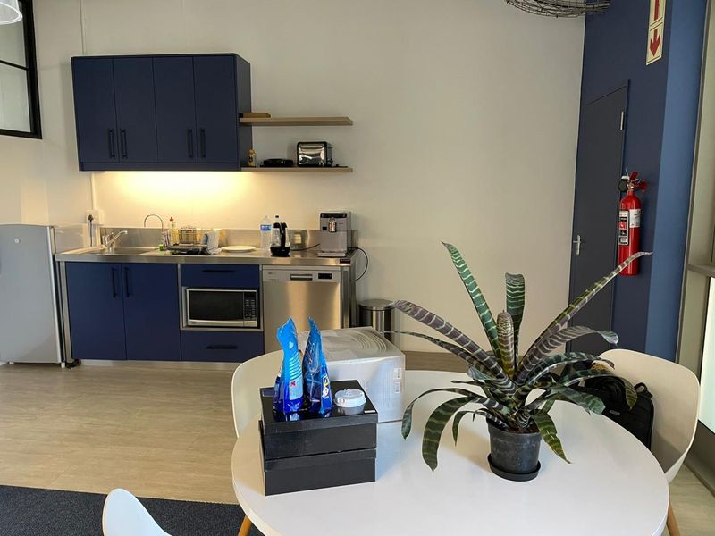 213.7m2  to Let | Southern Suburbs - Photo 4