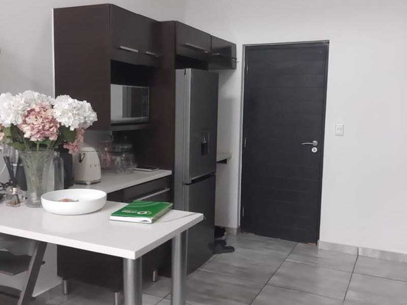 Modern 2-Bedroom Apartment in Prime Greenstone Location - Photo 2