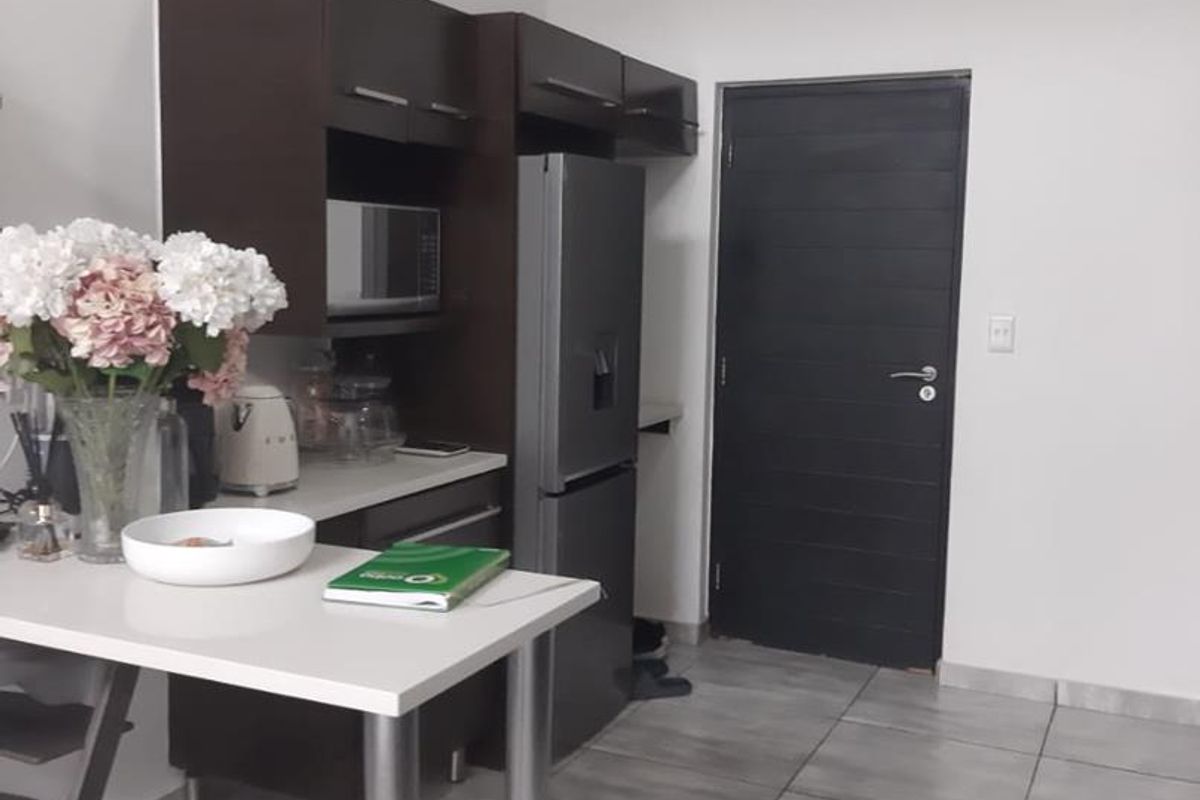 Modern 2-Bedroom Apartment in Prime Greenstone Location - Photo 2