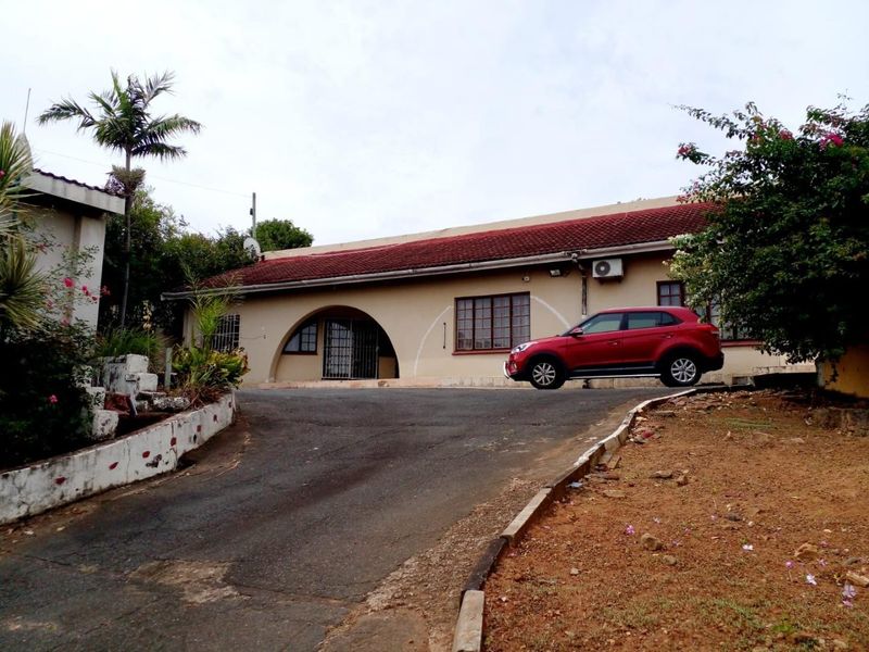 Your Spacious Escombe Home with Flatlet &amp; Huge Garden! - Photo 1