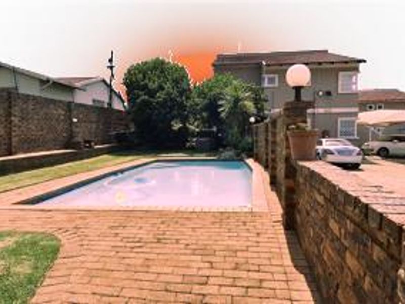 Fantastic lock up and go. Suite single or couple. - Photo 2