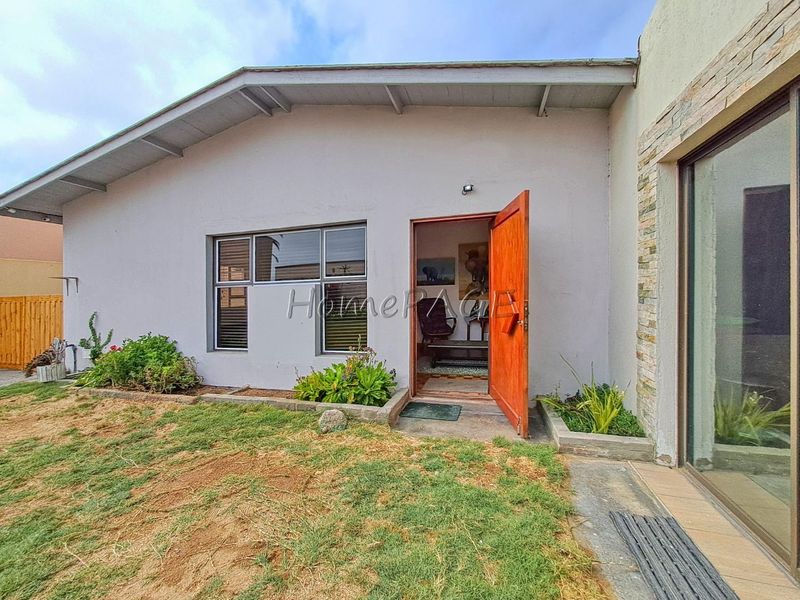 Lagoon, Walvis Bay:  Neat 3 Bedr Home is for Sale - Photo 2