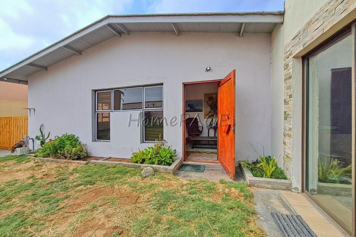 Lagoon, Walvis Bay:  Neat 3 Bedr Home is for Sale - Photo 2