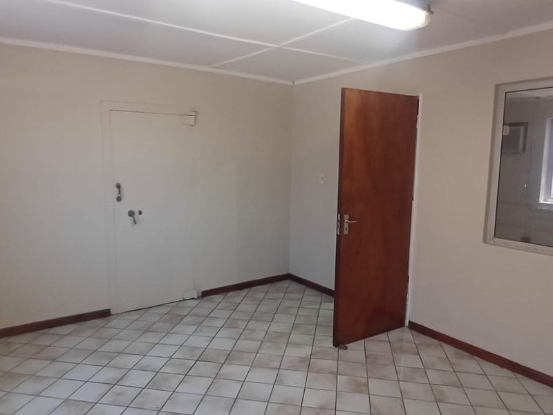 PAROW | WAREHOUSE & SHOWROOM TO LET - Photo 10