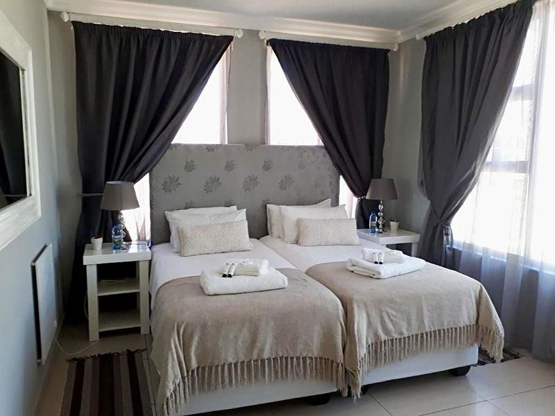 Omeya Golf Estate – Spacious 4-Bedroom Home with Garden & Security - Photo 3