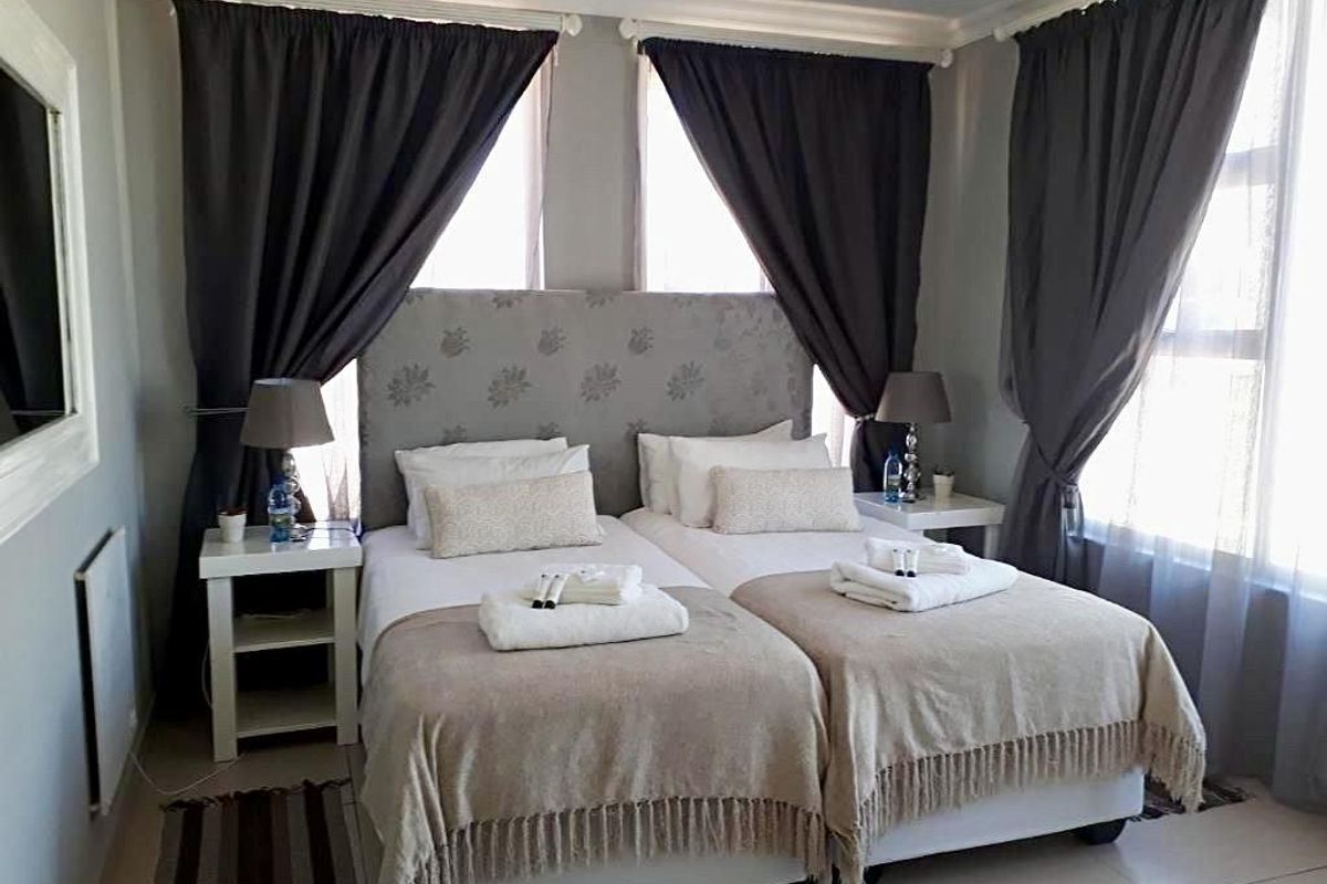 Omeya Golf Estate – Spacious 4-Bedroom Home with Garden & Security - Photo 3