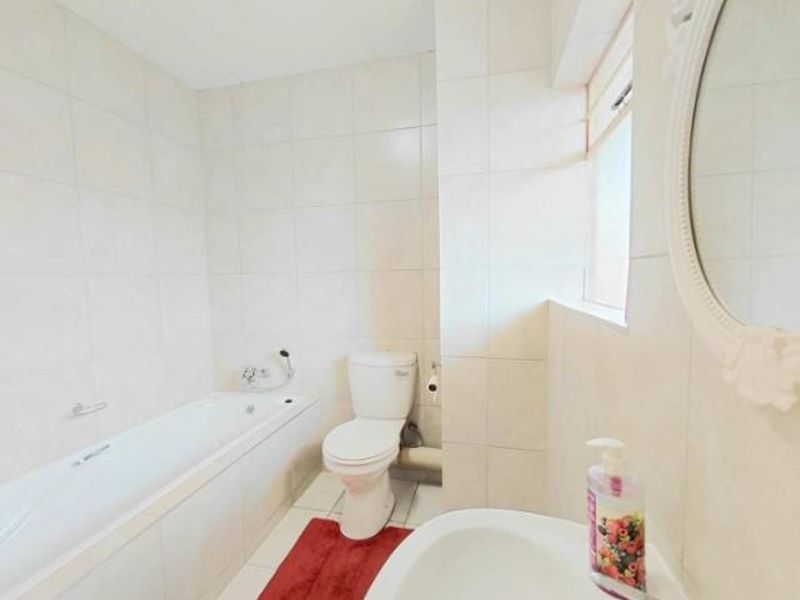 2-bedroom, 2-bathroom, 1st floor apartment for Sale in Honeypark - Photo 10