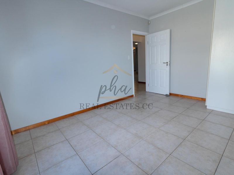 SPACIOUS Home with Flat & 4 Garages - Photo 10