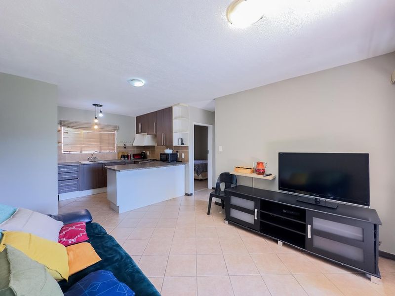 2 Bedroom Townhouse with a Private Garden - Photo 8