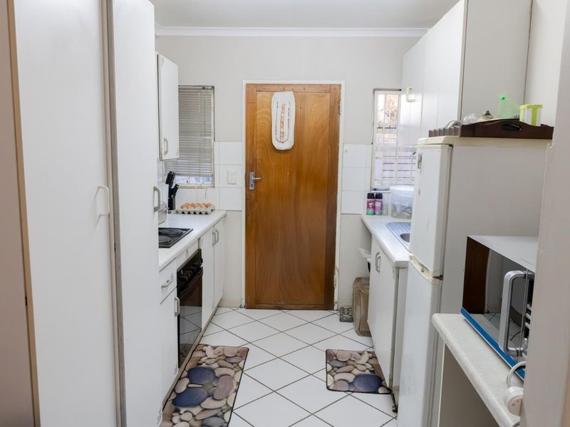 FOR SALE: 2-Bedroom Simplex in Moreleta Park - Photo 5